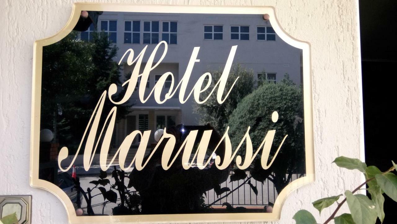 Hotel Maroussi เอเธนส์ ภายนอก รูปภาพ